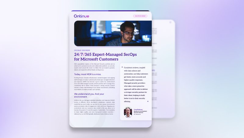 Eine digitale Broschüre mit dem Titel 'Ontinue: 24/7/365 Expert-Managed SecOps for Microsoft Customers' (Ontinue: 24/7/365 Von Experten verwaltete Sicherheitsoperationen für Microsoft-Kunden), die einen Mann zeigt, der an einem Computer arbeitet, mit Inhalten, die die Dienste für Microsoft-Benutzer hervorheben.