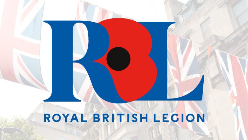 Logo der Royal British Legion mit den Buchstaben RBL in kräftigen Blau- und Rottönen, mit einem roten Mohnblumenmotiv in der Mitte, vor dem Hintergrund von Union-Jack-Flaggen.