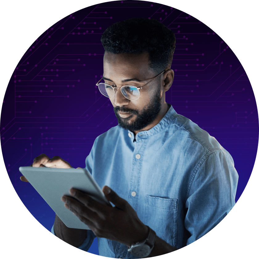 Ein Mann mit Brille benutzt ein Tablet, während er vor einem lila digitalen Hintergrund mit Schaltkreismustern steht.