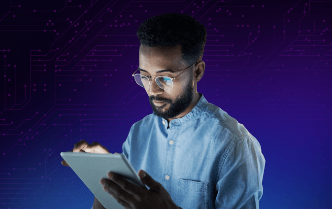 Ein Mann mit Brille interagiert mit einem Tablet, während er vor einem Hintergrund mit digitalen Schaltkreisen steht. Er ist auf den Bildschirm konzentriert und trägt ein hellblaues Hemd.