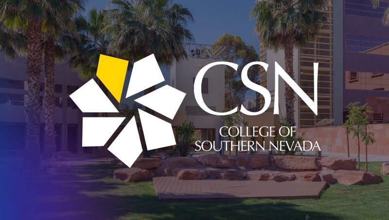 Das Logo des College of Southern Nevada (CSN) ist vor einer Landschaft mit Palmen und modernen Gebäuden im Hintergrund zu sehen.