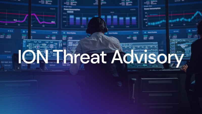 Eine Person, von hinten gesehen, mit Kopfhörern, an einem Schreibtisch sitzend, vor mehreren Computerbildschirmen, auf denen Daten und Grafiken angezeigt werden, mit dem Text "ION Threat Advisory" (ION-Bedrohungswarnung) in weißer Schrift deutlich sichtbar.