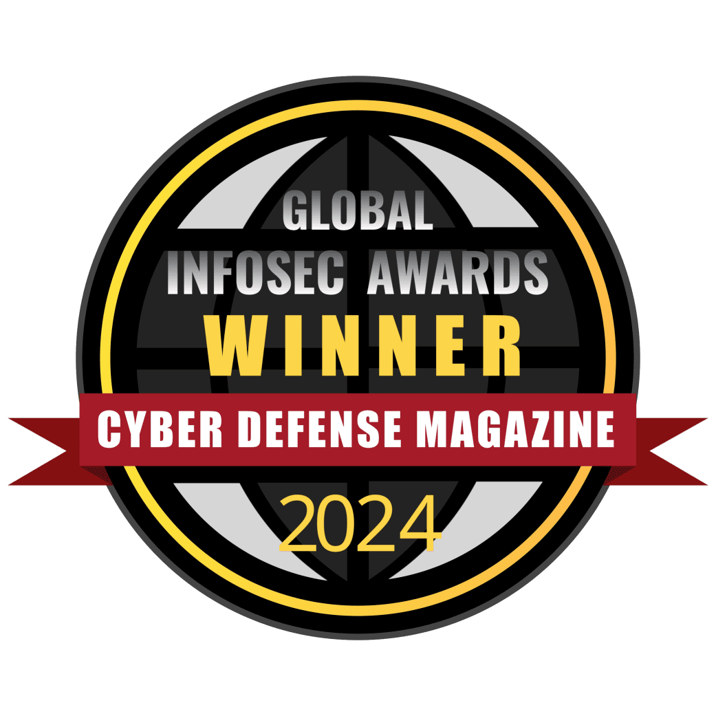 Preislogo mit einem kreisförmigen Design in Schwarz und Gold. Der Text lautet "Global Infosec Awards Winner" und "Cyber Defense Magazine 2024" in unterschiedlichen Schriftarten und Farben, darunter ein rotes Banner.