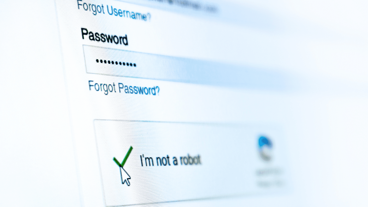 Nahaufnahme eines Computerbildschirms mit einem Passwort-Eingabefeld und einem Kontrollkästchen mit der Aufschrift 'Ich bin kein Roboter', das auf einen Anmeldevorgang hinweist. Der Hintergrund ist leicht verschwommen, um den Fokus auf die Eingabebereiche zu verstärken. Dieses Bild bezieht sich auf Cyber Awareness: LummaC2-Malware.