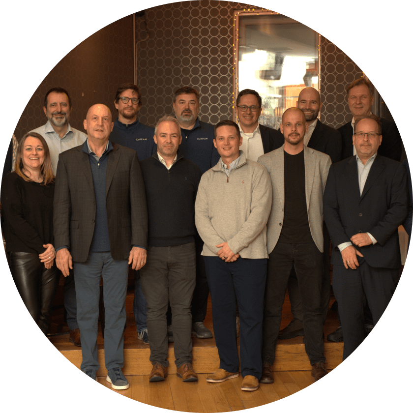 Eine illustrierte Grafik mit einer zentralen Figur und zwei Silhouetten im Hintergrund vor einem violetten Hintergrund. Die zentrale Figur trägt ein Hemd mit Kragen, das mit einfachen Linien dargestellt ist.