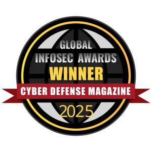 Eine runde Auszeichnungsmedaille mit einem Globus-Motiv. Der Text lautet 'GLOBAL INFOSEC AWARDS WINNER CYBER DEFENSE MAGAZINE 2025' in einer Kombination aus Gelb und Rot auf schwarzem Hintergrund.