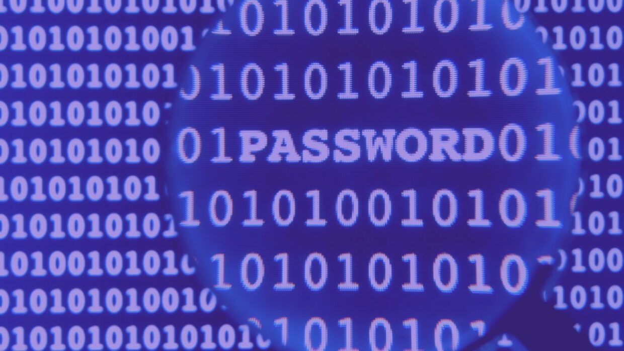 Eine Nahaufnahme mit dem Wort 'PASSWORD' in weißer Schrift, umgeben von Binärcode (Nullen und Einsen) auf blauem Hintergrund, die auf Themen wie Cybersicherheit und Datenschutz hinweist.