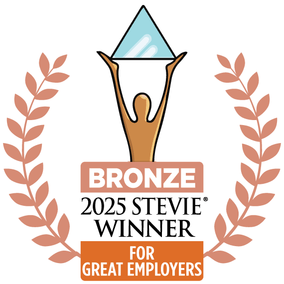 Eine Grafik mit einem bronzenen Award-Symbol und einer stilisierten Figur, die eine blaue Pyramide hält. Der Text darunter lautet "2023 Silver Winner for Great Employers" (Silbermedaillengewinner 2023 für großartige Arbeitgeber).