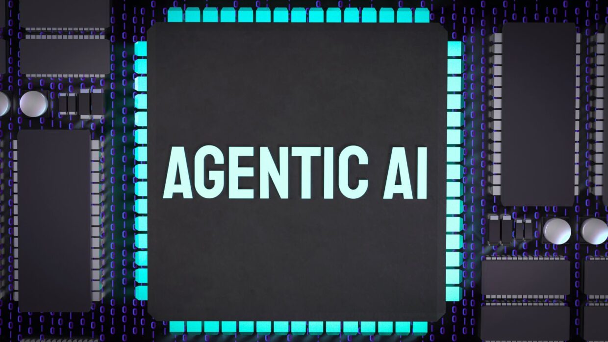 Eine digitale Darstellung eines Mikrochips auf einem gemusterten Leiterplattenhintergrund, mit dem Text "AGENTIC AI" in der Mitte.