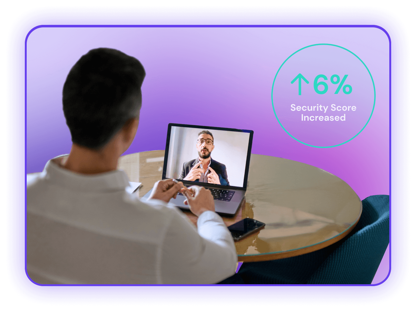 Eine Person, die an einem Tisch sitzend einen Videoanruf auf einem Laptop ansieht. Auf dem Bildschirm ist ein männlicher Sprecher zu sehen, der etwas erklärt, begleitet von einer Grafik, die eine Erhöhung der Sicherheitsbewertung um 6% anzeigt.