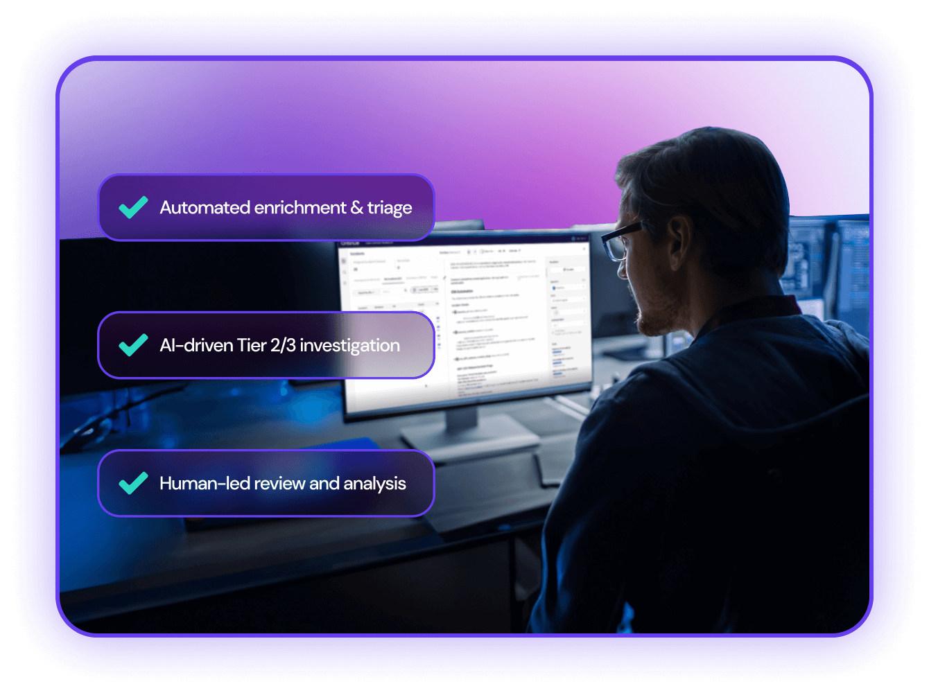 Eine Person mit Brille sitzt vor zwei Computermonitoren, auf denen Datenanalysen angezeigt werden, mit drei hervorgehobenen Vorteilen: automatisierte Anreicherung und Triage, KI-gestützte Untersuchung und manuelle Überprüfung.