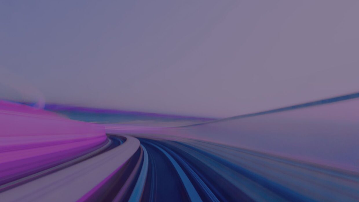 Ein abstraktes Bild mit geschwungenen Linien in Blau- und Lilatönen vor einem weichen Hintergrund, das ein Gefühl von Bewegung und Geschwindigkeit vermittelt und auf Technologie oder Modernität im Zusammenhang mit Agentic AI Q&A hinweist.