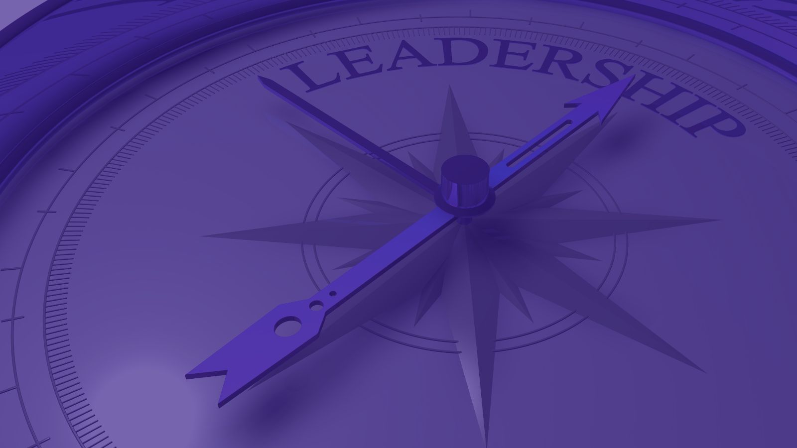 Eine Nahaufnahme eines violetten Kompasses mit einer Nadel, die auf das Wort "LEADERSHIP" zeigt, das auf dem runden Zifferblatt prominent dargestellt ist. Das Design zeigt eine traditionelle Kompassrose, die die Richtung und Führung in einem Führungskontext betont.