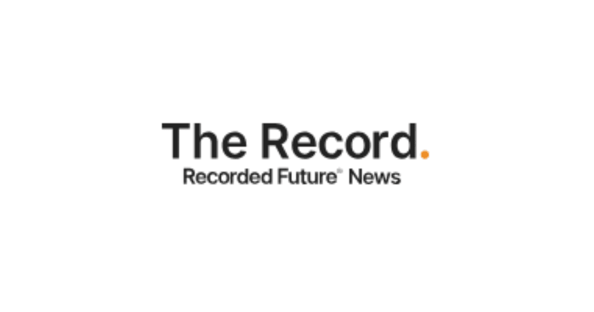 Das Logo von "The Record" zeigt den Namen deutlich sichtbar in fetten schwarzen Buchstaben. Darunter steht in kleinerer Schrift "Recorded Future News", wobei hinter dem Wort "Record" ein orangefarbener Punkt steht. Der Hintergrund ist weiß.