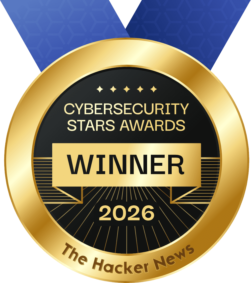 Eine Goldmedaille mit einem blauen Band, auf dem die Aufschrift "Cybersecurity Stars Awards" und "WINNER 2026" zu lesen ist. In der Mitte der Medaille sind horizontale Linien und Sterne abgebildet, und unten steht "The Hacker News".