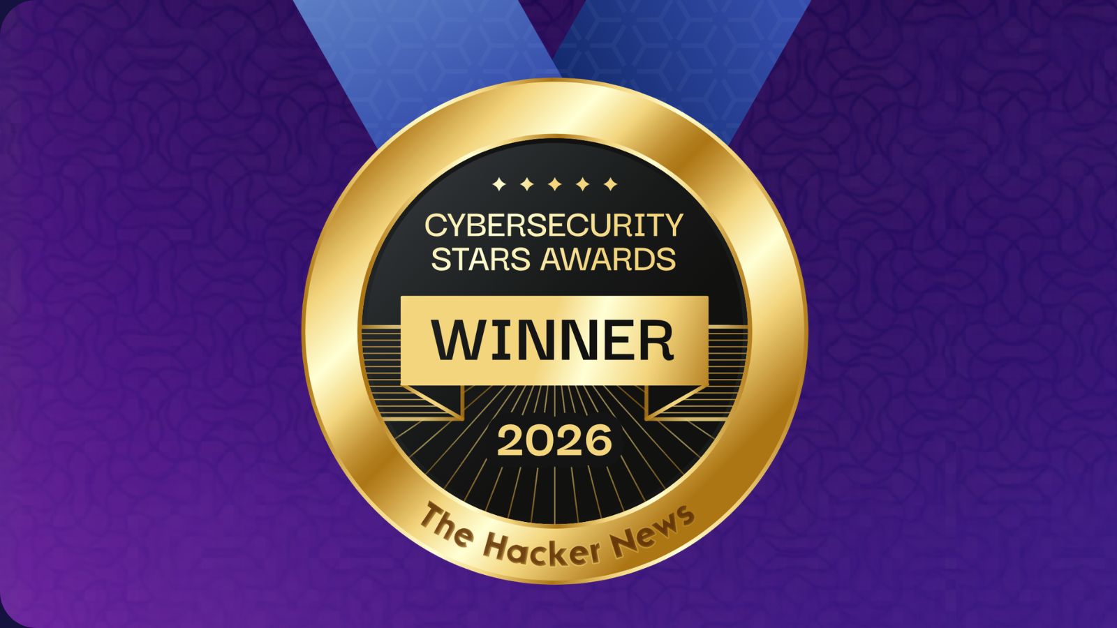 Eine goldene Siegermedaille mit der Aufschrift "CYBERSECURITY STARS AWARDS WINNER 2026" in schwarzer Schrift in der Mitte. Die Medaille ist vor einem violetten Hintergrund mit Muster angebracht, und oben ist ein blaues Band befestigt.