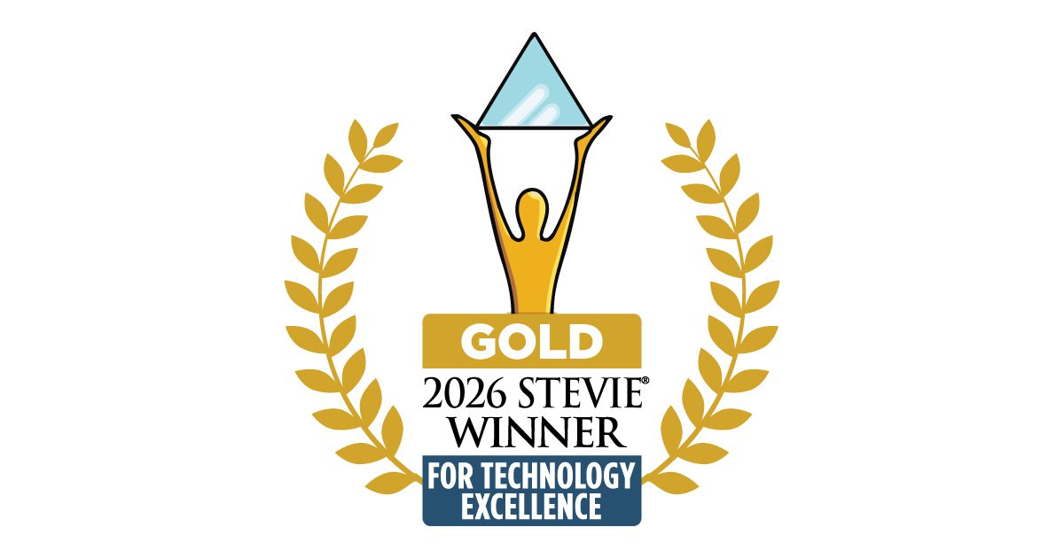 Eine Grafik zur Auszeichnung, die ein goldenes Emblem mit einer Figur zeigt, die eine dreieckige Trophäe über dem Kopf hält. Darunter steht der Text "Gold 2026 Stevie-Gewinner für technologische Exzellenz", umrahmt von Lorbeerblättern. Dies steht für die Auszeichnung als 'Bester Arbeitgeber'.