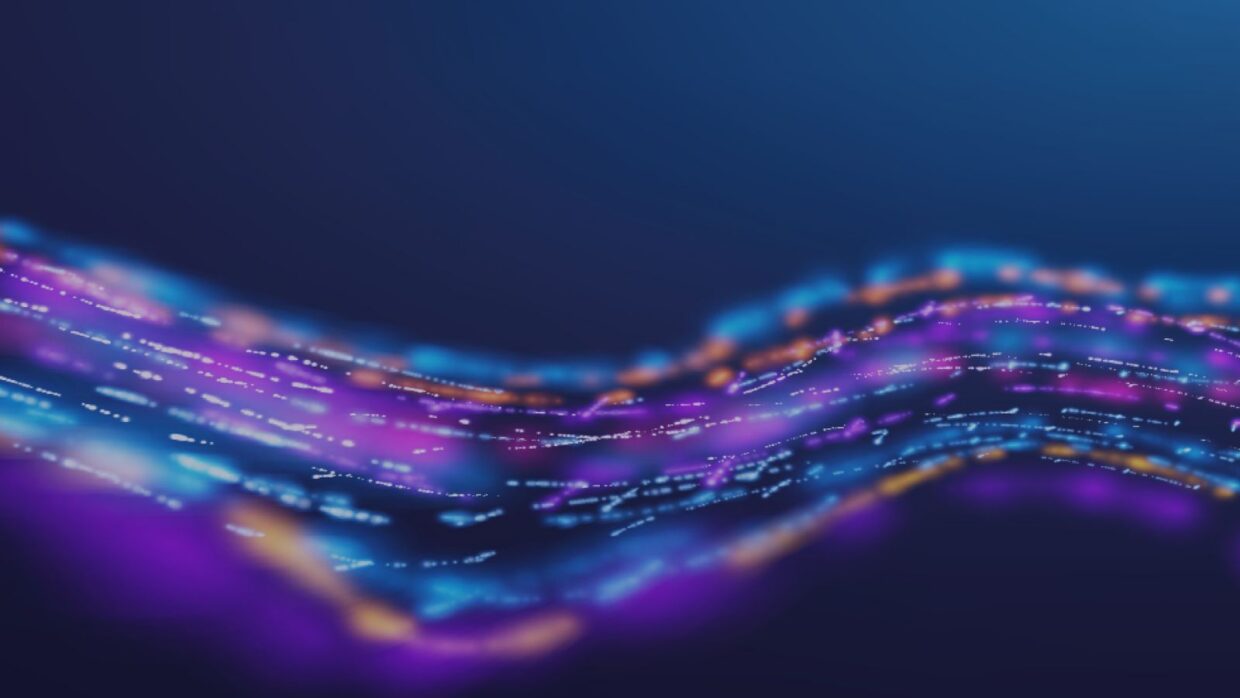 Eine abstrakte digitale Illustration mit wirbelnden Linien in leuchtenden Violett-, Blau- und Orangetönen vor einem dunklen Hintergrund. Die Linien erinnern an fließende Datenströme oder Lichtmuster.