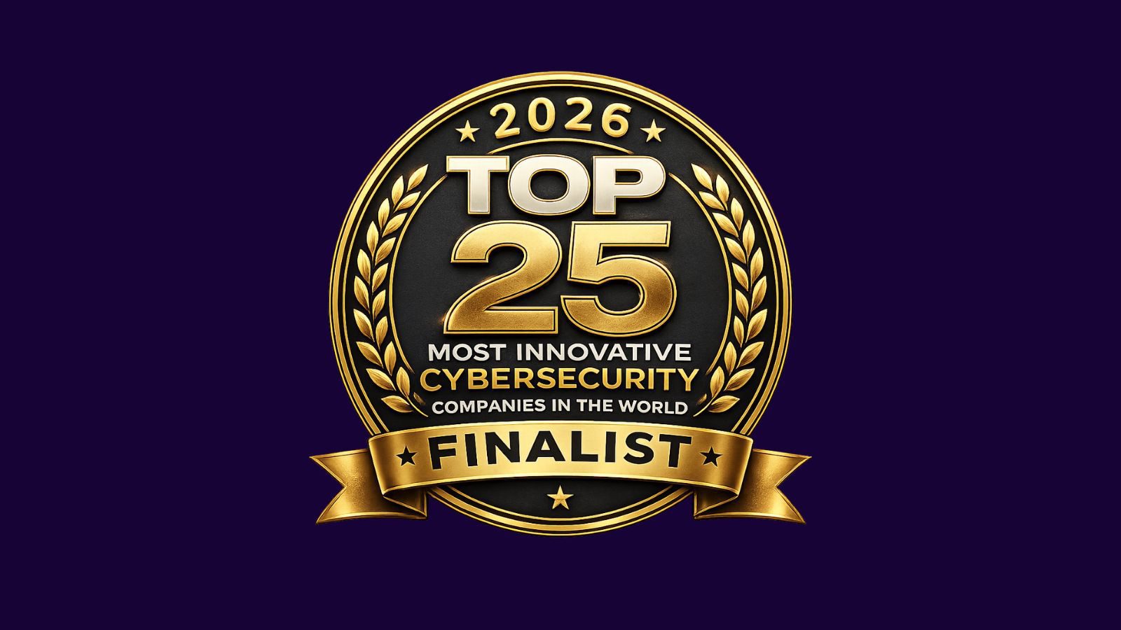 Ein rundes Abzeichen mit der Aufschrift "2026 TOP 25 DER INNOVATIVSTEN CYBERSICHERHEITSUNTERNEHMEN DER WELT – FINALIST". Das Abzeichen ist in Gold gehalten, der Text ist von Lorbeerblättern umrahmt und hebt sich von einem dunkelvioletten Hintergrund ab.