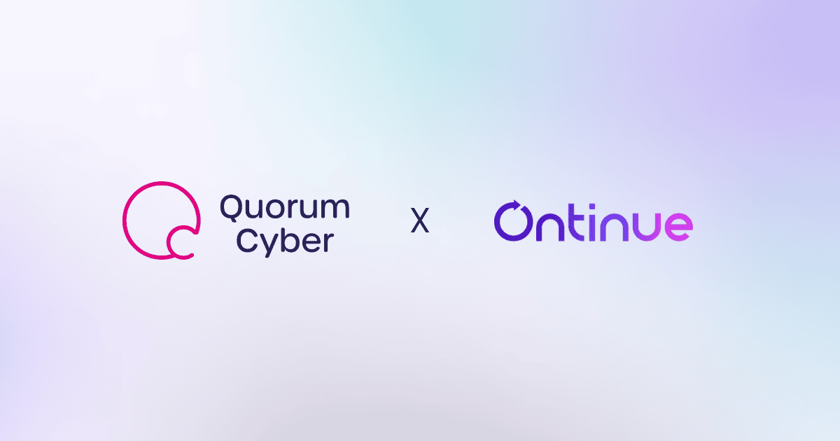 Die Logos von Quorum Cyber und Ontinue erscheinen nebeneinander auf einem hellen Hintergrund mit Farbverlauf, getrennt durch ein X.