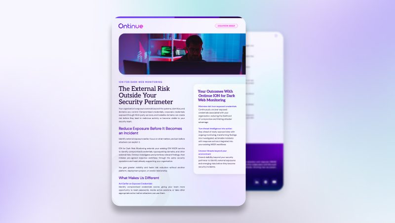 Ein Browser-Mockup auf einem Laptop zeigt einen Onkinue-Sicherheitsartikel mit dem Titel "Das externe Risiko außerhalb Ihres Sicherheitsperimeters", der auf einer weißen Karte vor einem Bildschirm mit violettem Farbverlauf angezeigt wird.